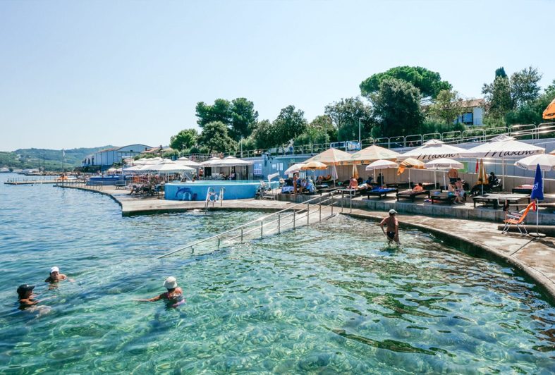 Dostopna plaža v Izoli ima klančino v morje z ograjo in zunanji bazen z dvigalom. Foto Floramare resort