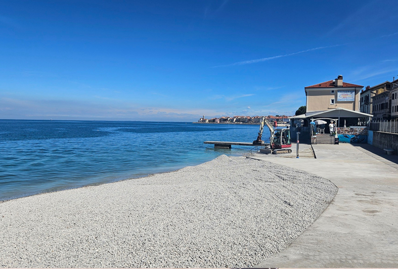 Plaža Riviera je bila deležna posebnega urejanja in nasutja proda. Foto Okolje Piran