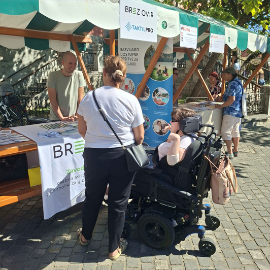 Stojnica Zavoda Brez ovir na festivalu LUPA 2026